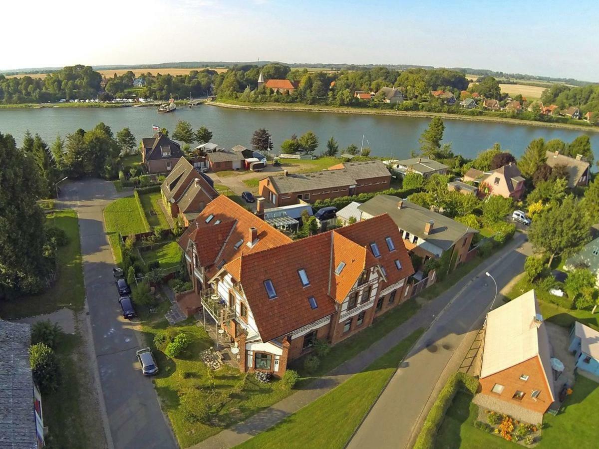 Kanalvilla - Urlaub Am Nord-Ostseekanal - Zwei Ferienwohnungen Im Angebot- Eine Im Dachgeschoss Und Eine Wohnung Mit Garten Sehestedt  Bagian luar foto